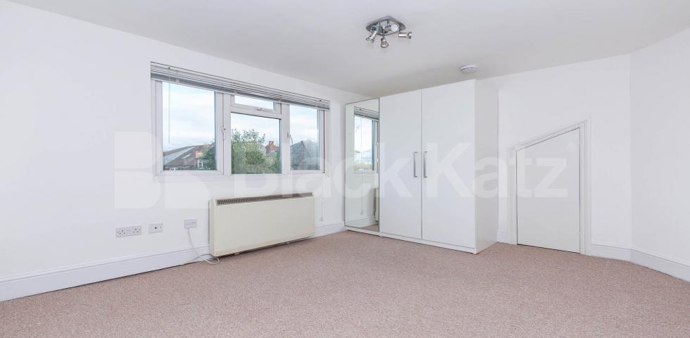 			VIRTUAL TOUR AVAILABLE!, 1 Bedroom, 1 bath, 1 reception Flat			 Tetherdown , Muswell Hill